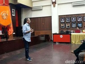 Jeans dan Onitsuka Dirjen Pajak di Kampus UI