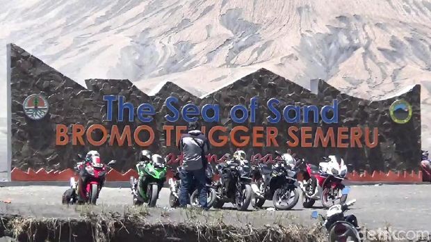 TNBTS Kumpulkan Warga, Bahas Tugu Kontroversial di Bromo