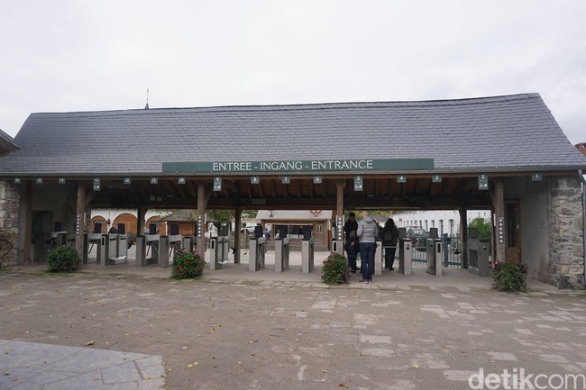 Berbagai papan petunjuk di Pairi Daiza hadir dalam tiga bahasa yaitu Prancis, Belanda dan Inggris. Seperti di pintu masuk pemeriksaan tiket ini. Foto: Eny Kartikawati/Wolipop