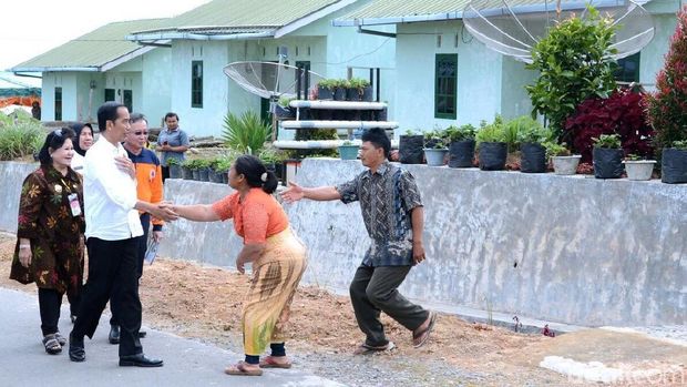 Saat Presiden Duduk Sejajar dengan Keluarga Korban Sinabung