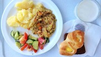 Di Estonia, pasien rumah sakit pasti puas dengan menu ini. Mashed potato dilengkapi tumisan daging dan kubis, sayuran, susu dan roti. Foto: Istimewa