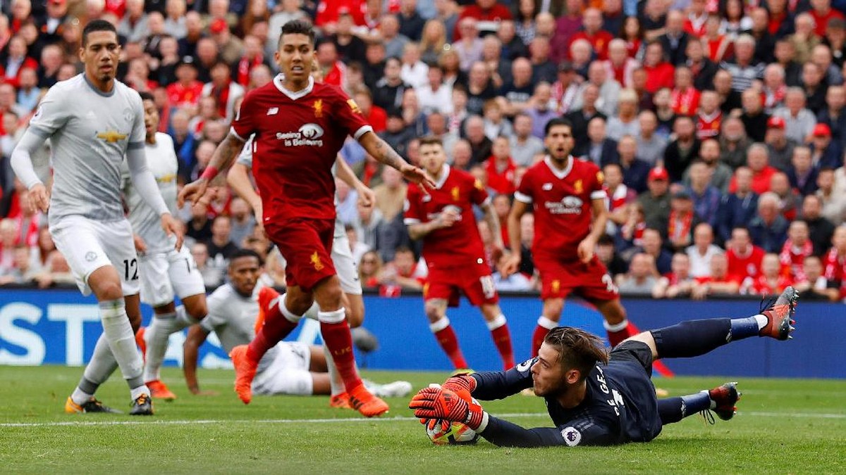 David De Gea melakukan penyelamatan untuk Manchester Unted pada laga melawan Liverpool (Foto: Phil Noble/Reuters)