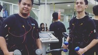 Sebelum terjun di dunia kedokteran, dr Kevin kerap manggung di berbagai kegiatan bersama band-nya, 2KE-Y. Namun, kesibukannya menjadi dokter membuat ia mulai jarang bernyanyi lagi. Foto: Instagram @kboele