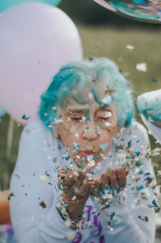 Gladys Weikle, nenek 98 tahun, berulang tahun sebulan lalu. Ia memutuskan untuk merayakannya secara lebih menyenangkan dengan melakukan pemotretan. Foto: Facebook Cara Lynn Photography