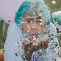 Gladys Weikle, nenek 98 tahun, berulang tahun sebulan lalu. Ia memutuskan untuk merayakannya secara lebih menyenangkan dengan melakukan pemotretan. Foto: Facebook Cara Lynn Photography