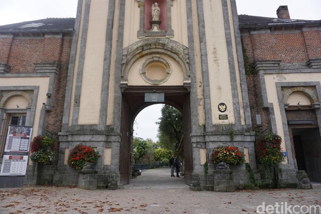 Pada gerbang masuk Pairi Daiza, lambang negara Indonesia, burung Garuda tampak di sana. Pairi Daiza yang dibuka pertama kali pada 1993 merupakan kebun binatang dan taman botanical milik swasta, Pairi Daiza Belgium SA. Kebun binatang dan taman botanical ini memiliki luas 65 hektar dan menjadi rumah lebih dari 4.000 hewan. Foto: Eny Kartikawati/Wolipop