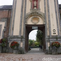 Pada gerbang masuk Pairi Daiza, lambang negara Indonesia, burung Garuda tampak di sana. Pairi Daiza yang dibuka pertama kali pada 1993 merupakan kebun binatang dan taman botanical milik swasta, Pairi Daiza Belgium SA. Kebun binatang dan taman botanical ini memiliki luas 65 hektar dan menjadi rumah lebih dari 4.000 hewan. Foto: Eny Kartikawati/Wolipop