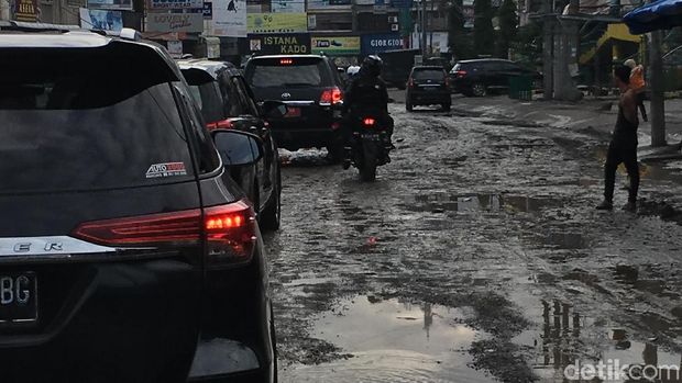 Jalanan rusak yang dilintasi Jokowi