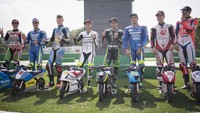 Para pebalap MotoGP sungguhan di depan motor-motor barunya (Mirco Lazzari gp/Getty Images)