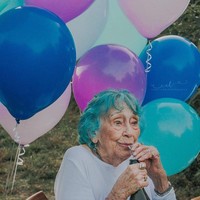 Ternyata bukan pertama kali bagi Gladys melakukan perayaan ulang tahun tak biasa. Ulang tahun ke-95 dirayakannya dengan mentato tubuh dengan gambar yang sama seperti cucunya. Foto: Facebook Cara Lynn Photography