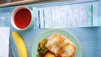 Kalau ini menu makanan di rumah sakit Inggris. Sup minestrone berisi kacang dan sayuran dilengkapi pie daging dan bawang, sayuran kukus serta satu buah pisang. Foto: Istimewa