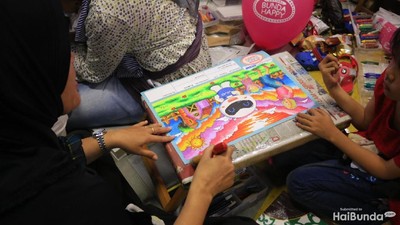 Meriah! Kolaborasi Bunda dan si Kecil Saat Ikut Lomba Mewarnai