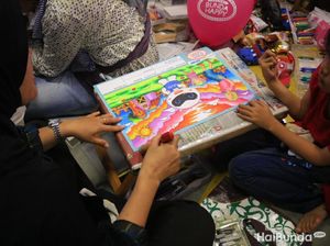 Meriah! Kolaborasi Bunda dan si Kecil Saat Ikut Lomba Mewarnai