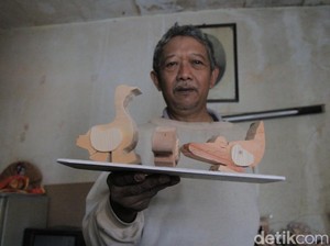 Maman Racik Limbah Kayu Jadi Mainan Karakter Aneka Satwa
