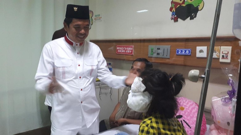 Dedi Mulyadi Tengok Bocah yang Disiram Minyak Panas oleh Sang Nenek Dedi Mulyadi Tengok Bocah yang Disiram Minyak Panas oleh Sang Nenek