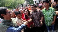 Sekitar pukul 09.43 WIB, Djarot bersama istri diarak menuju Museum Joang 45 yang lokasinya sekitar 1,3 km dari gedung Balaikota.