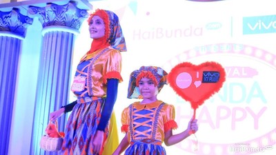 Kompak! Saat Bunda dan si Kecil Jadi Model di Lomba Fashion Show