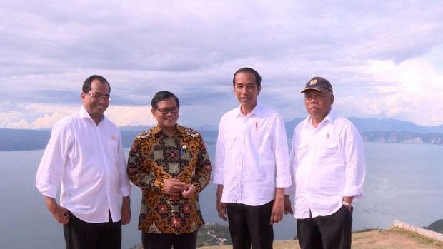 Presiden Jokowi bersama Seskab Pramono Anung, Menteri Perhubungan Budi Karya dan Menteri Pekerjaan Umum dan Perumahan Rakyat Basuki Hadimuljono (dok Kris/Brio Pers Setpres/Kemenpar)