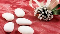 Tamu dalam sebuah pernikahan Italia secara tradisional diberikan kantung kecil berisi 5 buah almond berlapis gula yang kadang disebut Jordan almond. Lapisan manis yang kontras dengan almond pahit, mengingatkan akan pahit manisnya kehidupan termasuk pernikahan. Jumlah almond tak selalu 5, tapi tetap dalam jumlah ganjil. Karena jumlah genap dianggap tidak membawa keberuntungan.