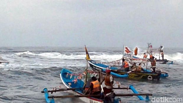 Sesaji dibawa ke tengah laut