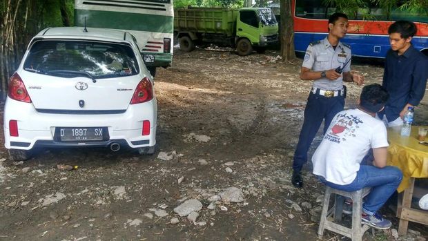 Mobil dan Motor Masuk Jalur Busway Saat CFD di Mampang