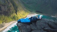 Adalah akun Instagram @YouDidNotSleepThere, yang mengumpulkan foto traveler yang gemar berfoto sedang tidur di tempat ekstrem (Instagram/YouDidNotSleepThere)