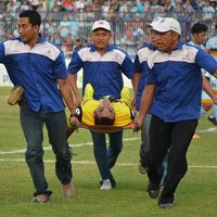 Choirul Huda saat ditandu keluar lapangan.