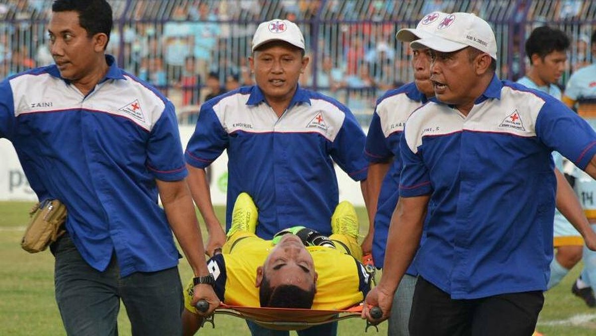 Choirul Huda, kiper Persela usai terjatuh saat menghadapi Semen Padang (dok: Media Officer Semen Padang)