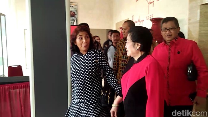 Susi dan Megawati Cipika-cipiki di PDIP, Bahas Pilgub Jabar?
