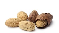 Pernikahan di Nigeria tidak lengkap tanpa pengantin berbagi kacang kola. Kacang yang mengandung kafein ini biasa dipakai untuk pengobatan di kalangan orang Nigeria. Kacang melambangkan kemauan pasangan saling menyembuhkan satu sama lain sepanjang hidupnya.