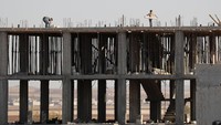 Sejumlah anak bekerja di pembangunan site di Kobani, Suriah. (Dok. REUTERS/Erik De Castro)