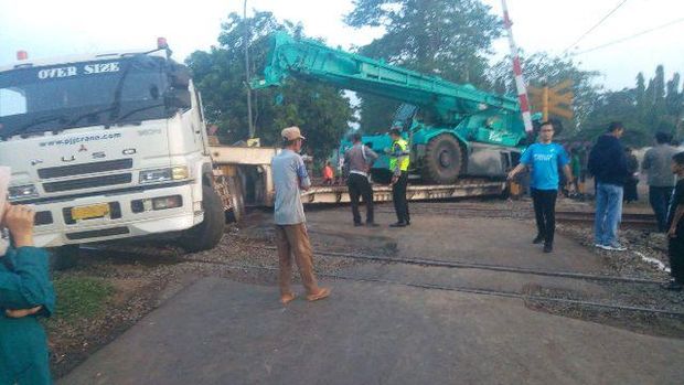 Gara-gara Truk Mogok di Subang, 22 Kereta Api Jadi Terlambat