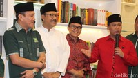 Gus Ipul datang ke kantor PKB pada jam 13.03 WIB memakai baju kemeja putih dan peci hitam. Dia datang didampingi oleh Azwar Anas memakai batik merah.