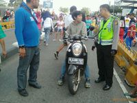Mobil dan Motor Masuk Jalur Busway Saat CFD di Mampang