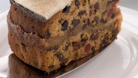 Pada pernikahan di Inggris, fruitcake dianggap salah satu kue pengantin paling mulia. Bahkan tamu dalam pernikahan Pangeran William dan Kate Middleton juga disajikan fruitcake.