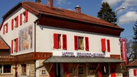 Hotel Arbez Franco-Suisse masuk dalam wilayah 2 negara. Hotel bintang dua ini dibangun di perbatasan Prancis dan Swiss, tepatnya di 61 route de France, La Cure, sekitar 1 jam dari Kota Jenewa (Hotel Arbez)