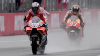 Pada balapan basah di MotoGP Jepang, Andrea Dovizioso mengalahkan Marc Marquez sekaligus menjaga jarak dengan rivalnya itu. Ini adalah kemenangan kelimanya musim ini (TOSHIFUMI KITAMURA/AFP PHOTO)