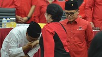 Saifullah Yusuf (Gus Ipul) mencium tangan Ketua Umum PDI Perjuangan Megawati Soekarnoputri ketika rakor pengumuman calon gubernur dan wakil gubernur di Kantor DPP PDI Perjuangan Jakarta, Minggu (15/10)/ Foto: ANTARA