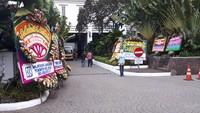 Selain itu ada pula karangan-karangan bunga dari swasta