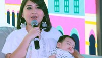 Iori juga sempat tertidur di pangkuan Putri Titian. Pool/Ismail/detikFoto.