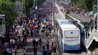 Penampakan warga yang berbondong-bondong turun ke jalan di kawasan Halte Imigrasi.