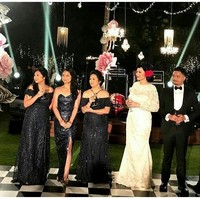 Kesan klasik kembali terasa ketika melihat gaun putih lace klasik rancangan Anggi Asmara yang dikenakan Claudia Adinda. Foto: Instagram