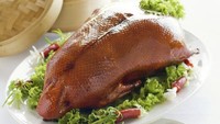 Bebek Peking merupakan makanan tradisional dalam pernikahan di China. Bebek berwarna cokelat kemerahan itu melambangkan kebahagiaan. Tidak hanya itu, bebek juga berpasangan untuk seumur hidup.