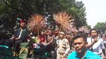 Foto: Senyum Djarot Saat Diarak dengan Kereta Kencana