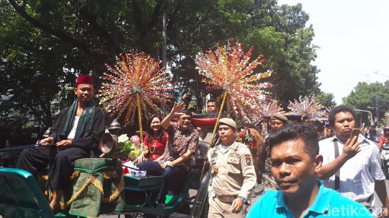 Djarot Tiba di Gedung Joang Naik Kereta Kencana Djarot Tiba di Gedung Joang Naik Kereta Kencana