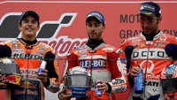 Podium di Motegi dilengkapi oleh Petrucci yang finis di posisi ketiga. (Foto: TOSHIFUMI KITAMURA/AFP PHOTO)