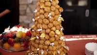 Centerpiece dari pernikahan di Prancis adalah croquembouche. Layaknya menara, croquembouche tersusun dari tumpukan profiteroles berisi krim dan diberi siraman gula karamel. Biasanya tiap tamu mengonsumsi 3-4 buah profiteroles.