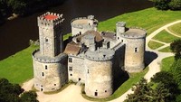 Limoges Castle-US$19 juta atau Rp 256,5 miliar. Benteng perancis ini dibangun pada abad ke 12 dan telah ada sekitar 300 tahun yang lalu. Berdiri di atas lahan seluas 160 ha, istana benteng ini memiliki  hutan dan area berburu dengan 5 danau, 6 rumah dan lumbung di sekitar lokasi. Agen dari Grup Mercure menyebut, 40 ruangan yang ada dalam istana benteng ini telah diperbaharui dengan lift dan bioskop. Istimewa/CNBC.