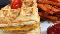 Yang ini dari @blamethebelly, waffle yang renyah diisi keju cheddar lembaran yang meleleh saat dipanggang. Renyah gurih!Foto: Istimewa