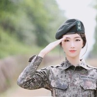 Seorang tentara wanita tengah viral belakangan ini karena wajahnya yang imut dan cantik. Tentara tersebut diketahui bernama Song Joongi, ia berasal dari Korea Selatan. Foto: Instagram Song Joongi